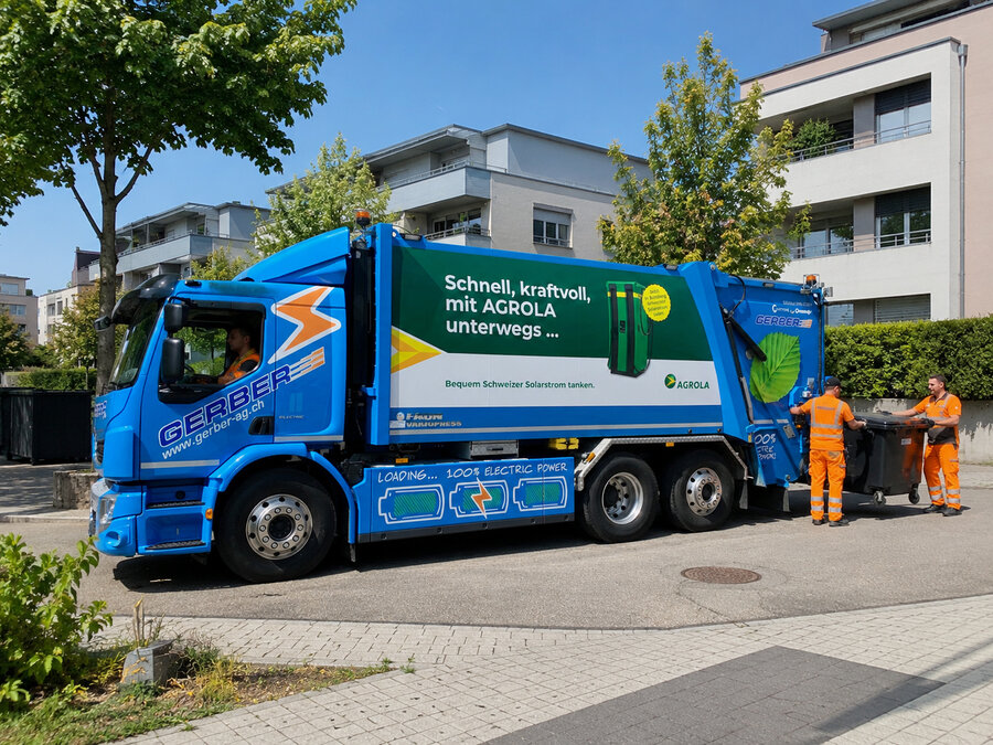Elektro-Sammelfahrzeug der Ernst Gerber AG bei der Kehrichtentsorgung im Quartier